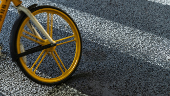 骑自行车过斑马线会被罚？上海一骑行者接警告罚单，这些行为要注意