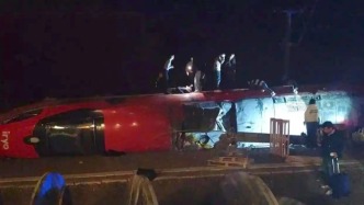 第1现场｜西班牙高铁事故已致39死，轨道刚换新