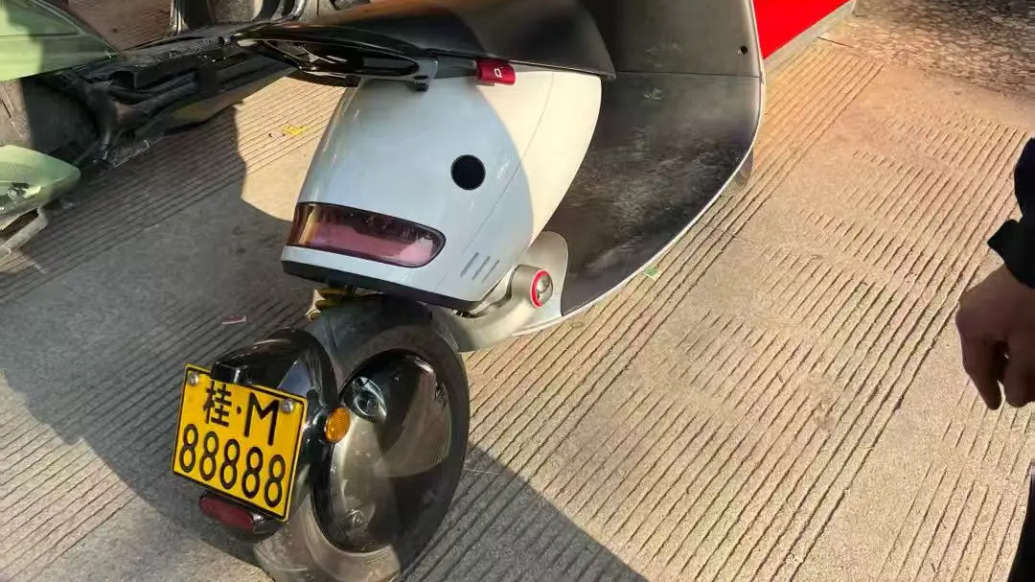 小伙網(wǎng)絡平臺低價購車帶“88888”號牌？交警：假牌，拆卸銷毀