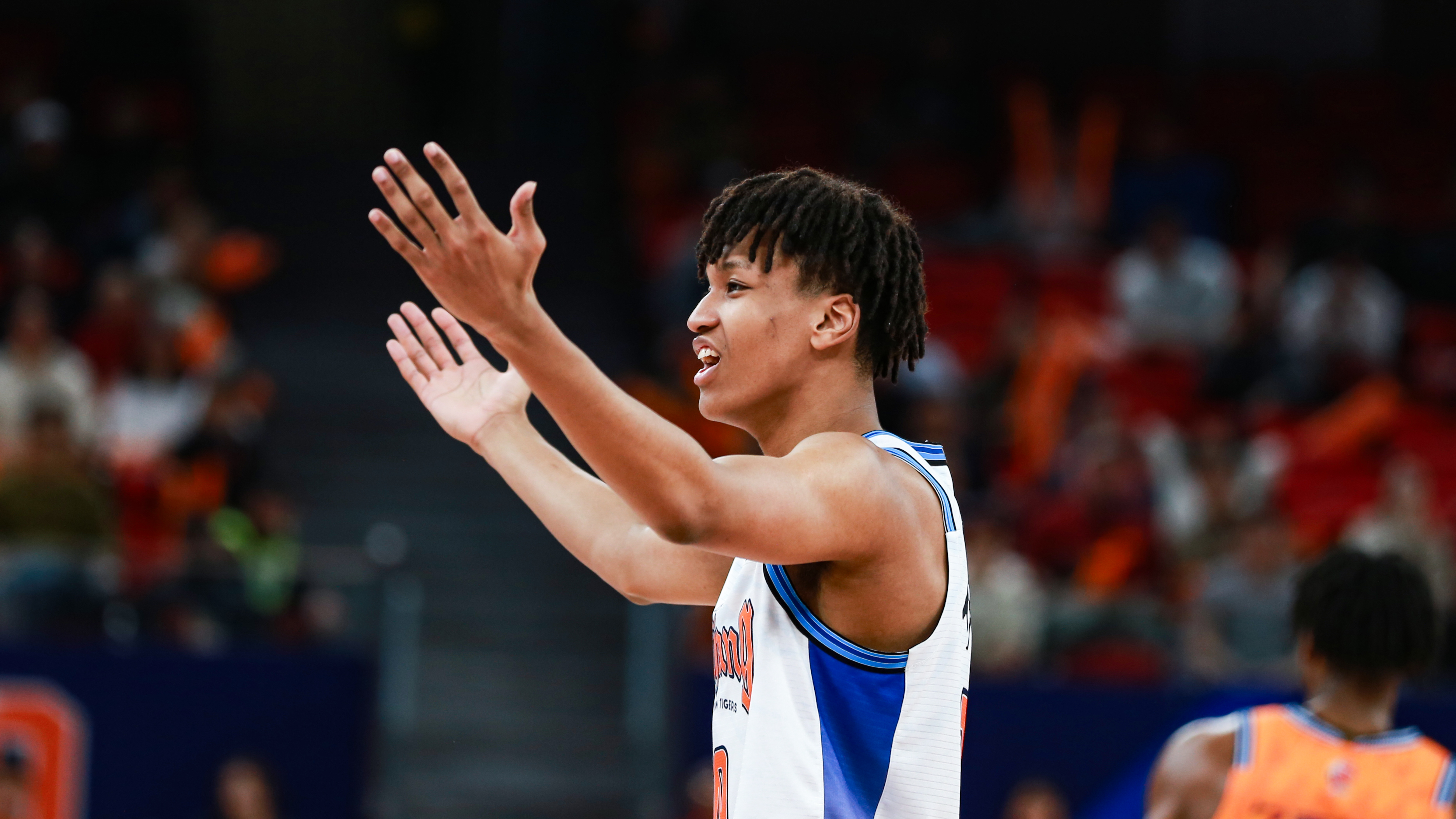 年轻球员情绪失控让新疆男篮陷入被动，吴冠希赛后提点冯傲