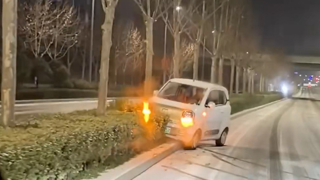 山东青岛：雪天路滑车辆扎进绿化带，路过司机免费救援