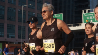 四战港马带“银发艺人团”一起完赛，周润发是推广跑步的典范