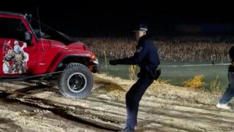 車輛不慎墜入冰河，民警低溫冰水中破窗救人
