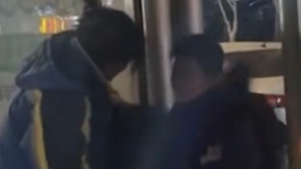 “沒事的，我把你拉回家”，少年丟卡躊躇不前，“最美41路女司機”暖心載其返程