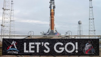 NASA将阿尔忒弥斯2号任务火箭运抵发射台