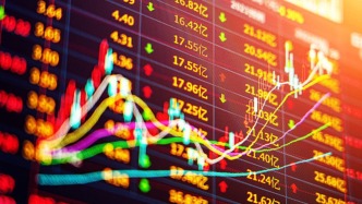 A股三大股指涨跌互现：基础化工领涨，3526股飘红，两市成交2.7万亿元