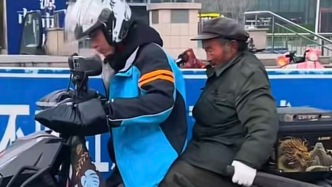 “一個最趕時間的人選擇了慢行” ，見七旬老人街頭躬身拉煤球，外賣小哥載送不留名