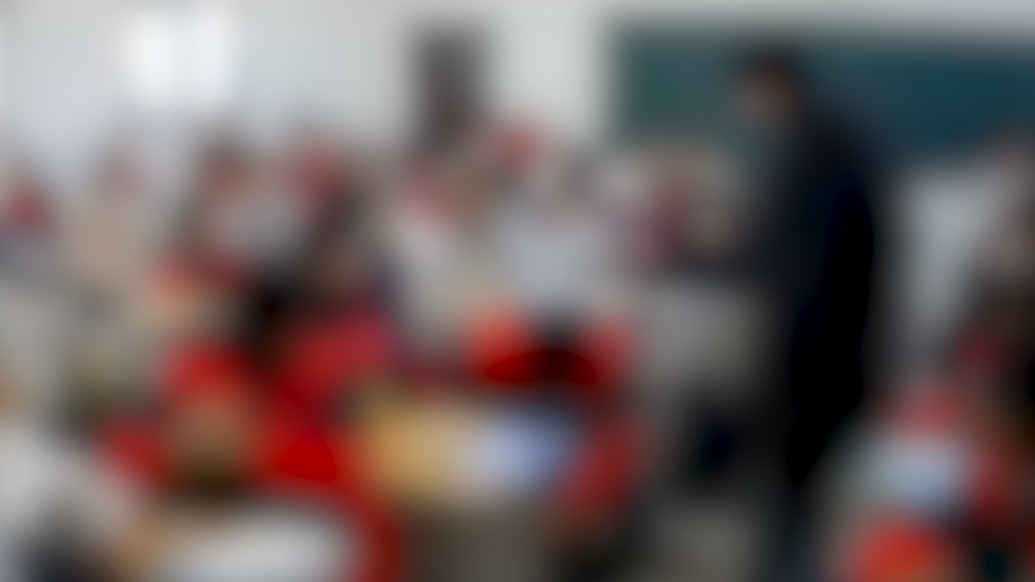 男生教室内用凳子砸同学后脑勺，河南巩义市教育局：很重视，被砸男孩无大碍
