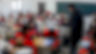 男生教室內(nèi)用凳子砸同學后腦勺，河南鞏義市教育局：很重視，被砸男孩無大礙
