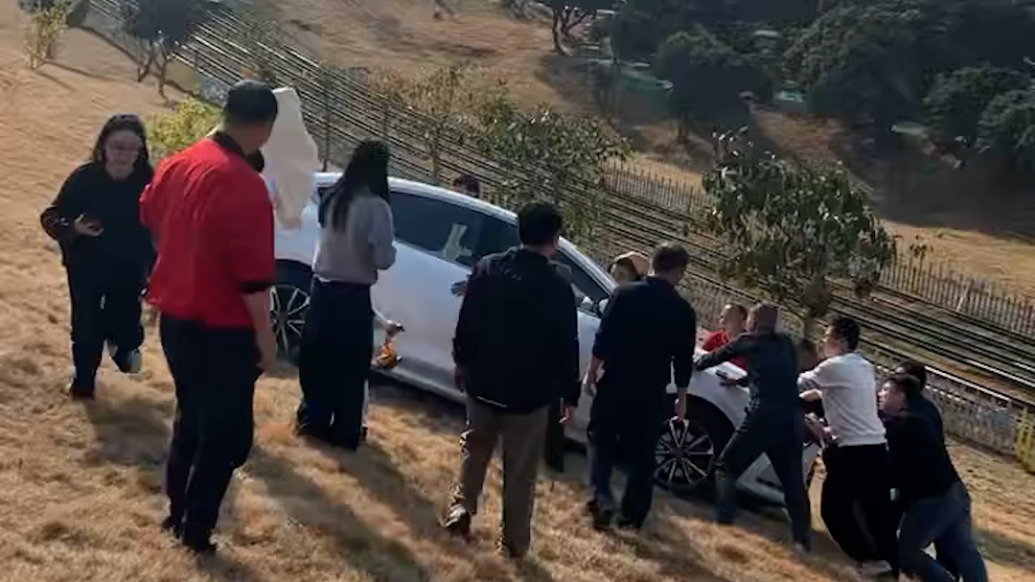 露營時車子溜車，附近聚餐好心人齊齊出手幫撐住