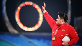 曾因外貌遭到偏見，鞏立姣說現(xiàn)在不再介意，“人不要隨便被定義”