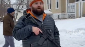 为对抗ICE“逐户上门”，美国男子拿起AR步枪守护社区