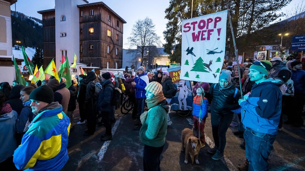 達沃斯現(xiàn)場：數(shù)百人示威，抗議特朗普參加世界經(jīng)濟論壇年會