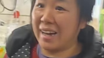 “谁看到都要管！” 游客摔倒湿裤进店购衣，东北大姐赠药烘衣传递温情