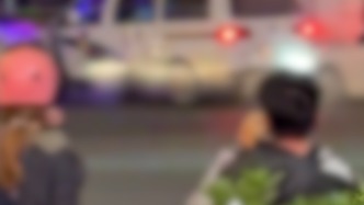 廣東中山一輛貨車撞多輛汽車及電動摩托車致2人受傷，警方通報：肇事司機行為異常