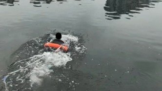 成都“最冷一天”，他跳进冰水救人成了“最暖一景”