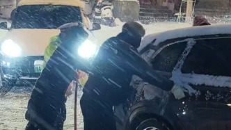 天是冷的，路是滑的，洛陽這個“推車天團” 是暖的！