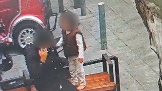 3岁女童见窗外飘雪光脚出门玩耍，在小区迷路民警助其回家