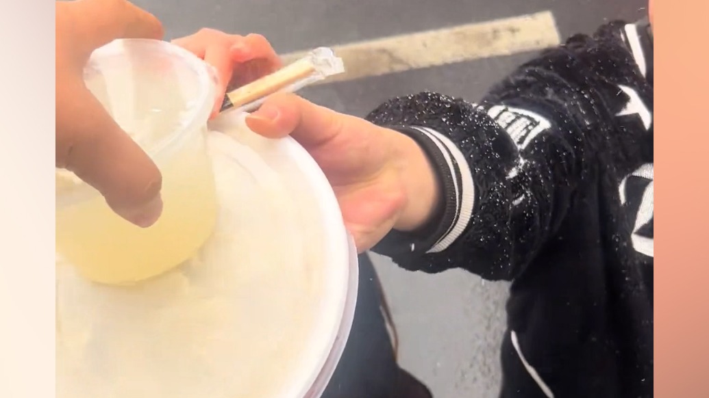 風(fēng)雪堵路，河南周口一店主為高速路口滯留司機(jī)免費(fèi)端來(lái)水餃