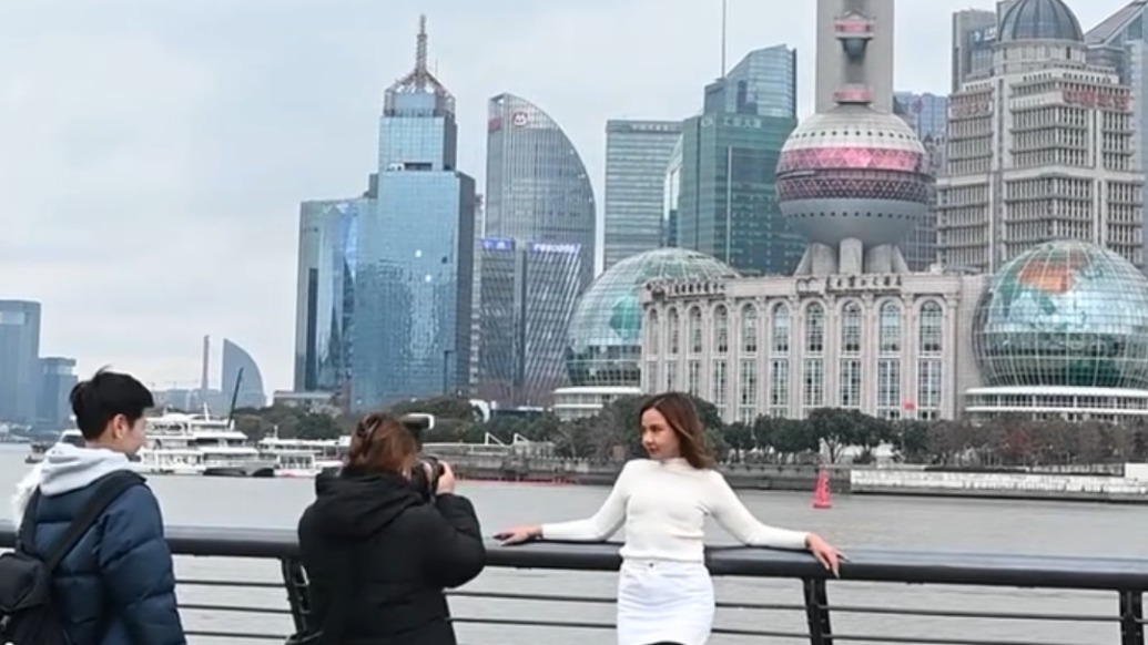 游客、市民打卡外滩雪景，连连感叹“激动、难得”