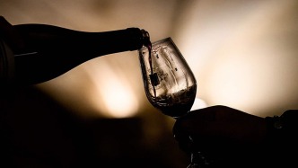 特朗普称将对法国葡萄酒和香槟征收200%关税