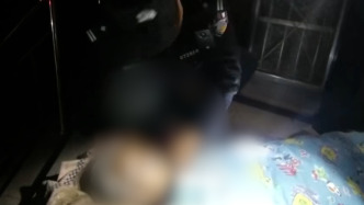 家人監(jiān)控中發(fā)現(xiàn)異常報(bào)警，民警破門救出煤氣中毒老人