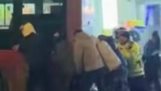 “最暖推車天團”上線！洛陽雪天結(jié)冰車輛被困，他們攜手開辟暖心通道