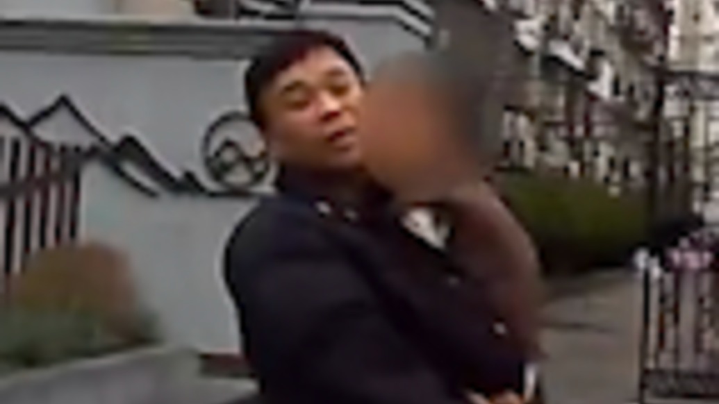 “別怕，叔叔在這呢”，三歲女童獨自赤腳玩雪，眾人合力幫娃找家