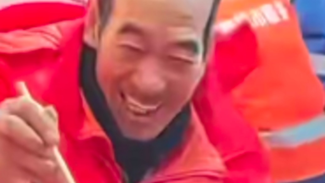 致敬“城市美容師”，內(nèi)蒙古一飯店開業(yè)宴請近2000名環(huán)衛(wèi)工吃火鍋