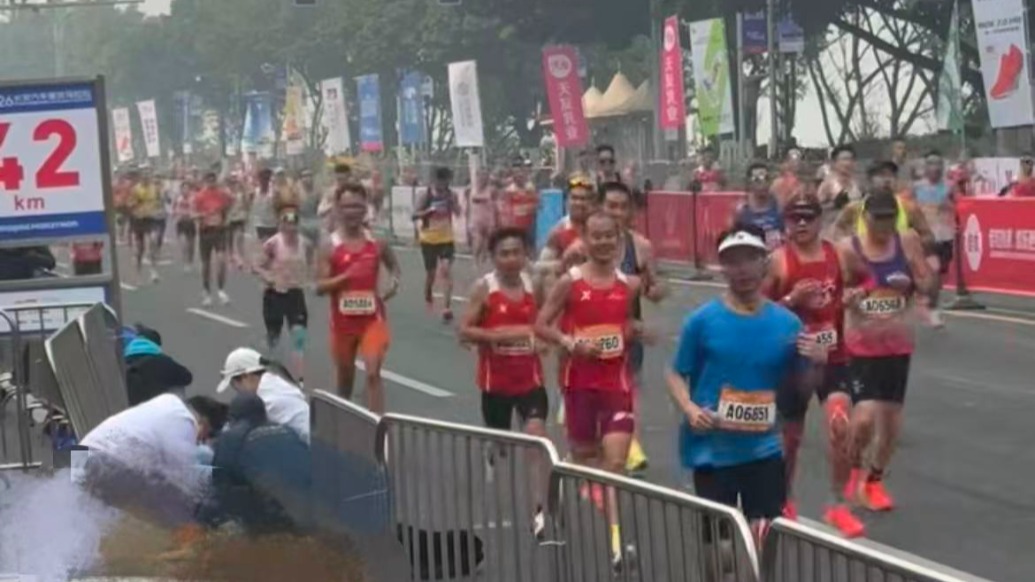 重慶馬拉松一名選手在比賽途中突發(fā)疾病，經(jīng)送醫(yī)搶救無效去世