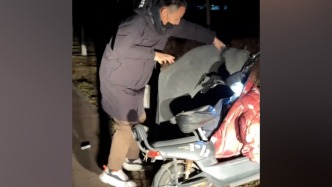 “誰(shuí)碰到都會(huì)伸援手”，路過(guò)司機(jī)寒夜里救下摔倒路人