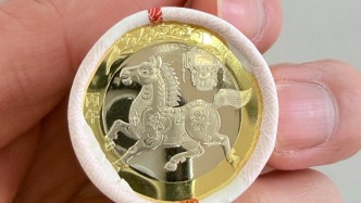 “马年”纪念币钞兑换首日银行网点排队如潮，有“黄牛”在等待回收