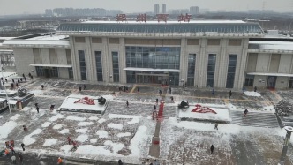 河南遭遇大范圍強降雪，鄭州消防救援機動支隊赴5市7地除冰掃雪