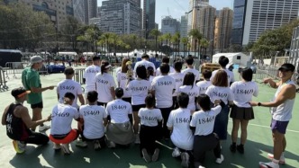 同袍携殉职消防员何伟豪遗照跑完生前报名半马，未婚妻洒泪致谢