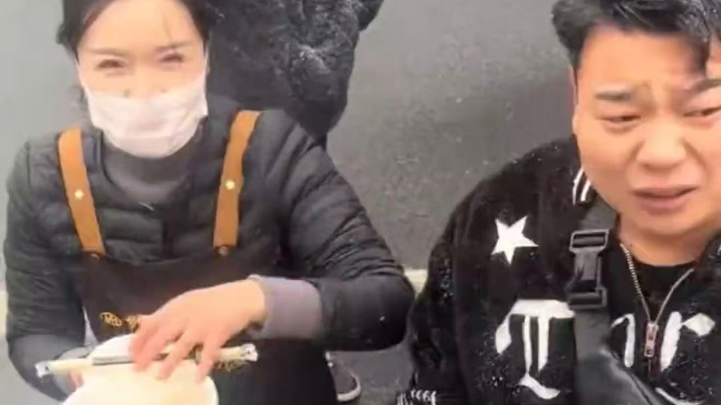 暖胃更暖人心，大雪天貨車(chē)司機(jī)遇高速封路滯留，當(dāng)?shù)鼐用褡园l(fā)“投喂”