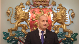 保加利亚总统拉德夫向保宪法法院递交辞呈