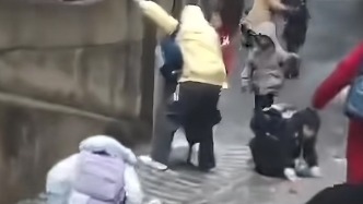 湖北大悟縣一下坡道路結(jié)冰有學(xué)生摔跤，城管部門稱已除冰，教育局表示已停課
