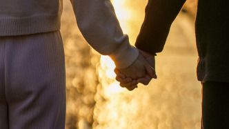 从租女友到租父母！媒体：婚恋市场莫盯着“演员经济”