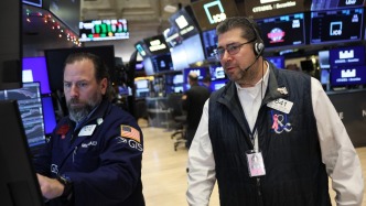 美股重挫：纳指、标普500指数跌逾2%，金价续创历史新高