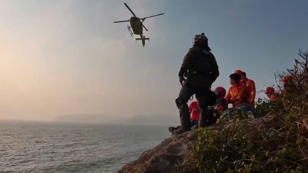 驴友坠落悬崖骨折，救援人员启用直升机转运