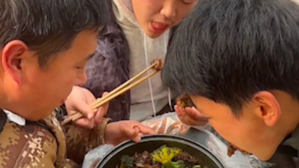 男子每周日騎車(chē)往返80公里給高中兒子送飯，怕飯菜涼了用棉襖裹著保溫