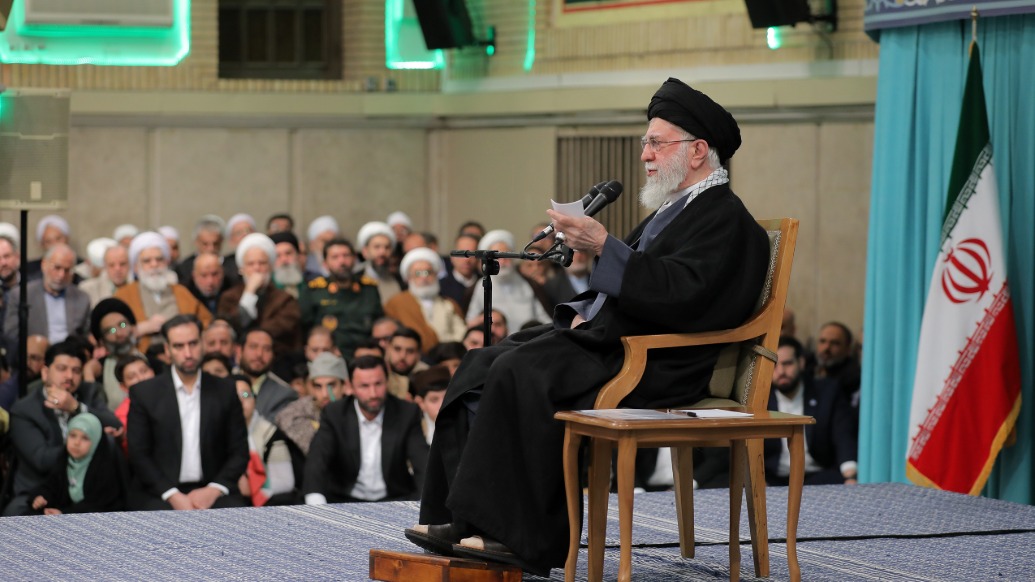 特朗普叫停对伊朗动武：在“接近战争”与“避免开战”间反复试探