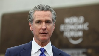 达沃斯追踪｜加州州长纽森抨击欧洲领导人没骨气：该戴护膝