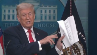 重返白宮一周年，特朗普狂吹政績再反手將“成績單”扔了