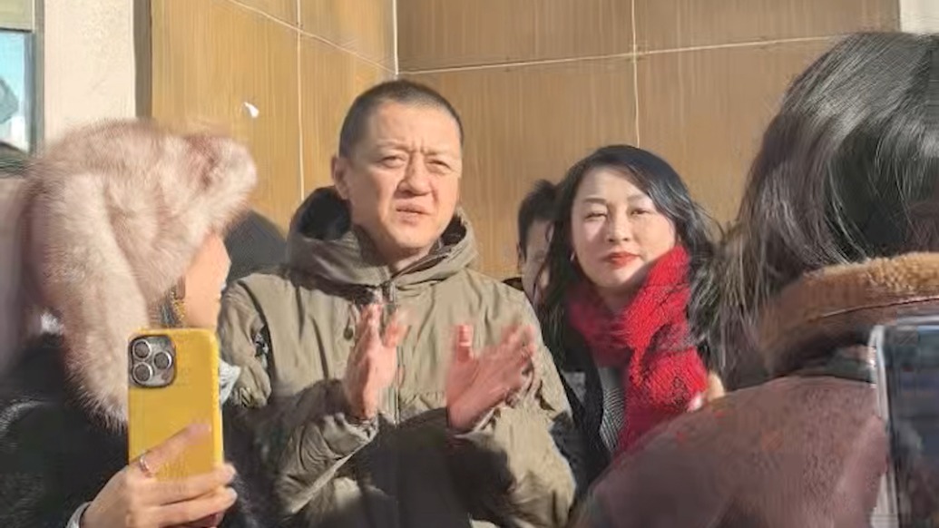 在场丨李亚鹏现身北京嫣然天使儿童医院，婉拒采访并表达感谢