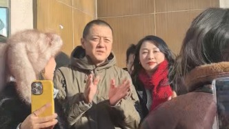 在场丨李亚鹏现身北京嫣然天使儿童医院，婉拒采访并表达感谢