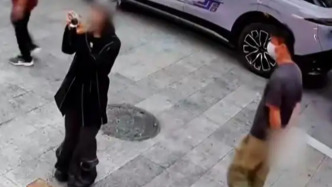 南寧警方通報(bào)“女子在咖啡店門(mén)前被搶手機(jī)”：涉案男子已抓獲