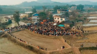 数千人到场，10万人围观，“杀年猪”凭啥让全网提前过年