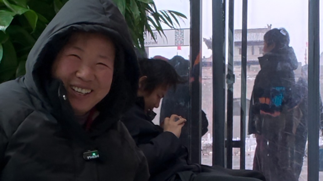 风雪路途丨“还是得出去，不然眼睛老在小小的土地上转来转去”，55岁大姐开启人生第一次长途旅行