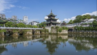 贵州去年GDP为23562.17亿元，同比增长4.9%